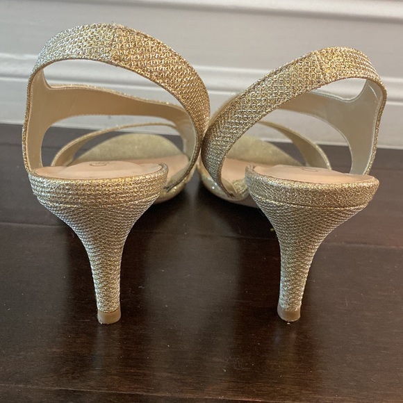 Very stylish golden heeled sandals - Picture 6 of 6